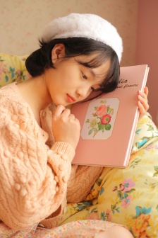 太子骑马鞍上有木棒的马小说